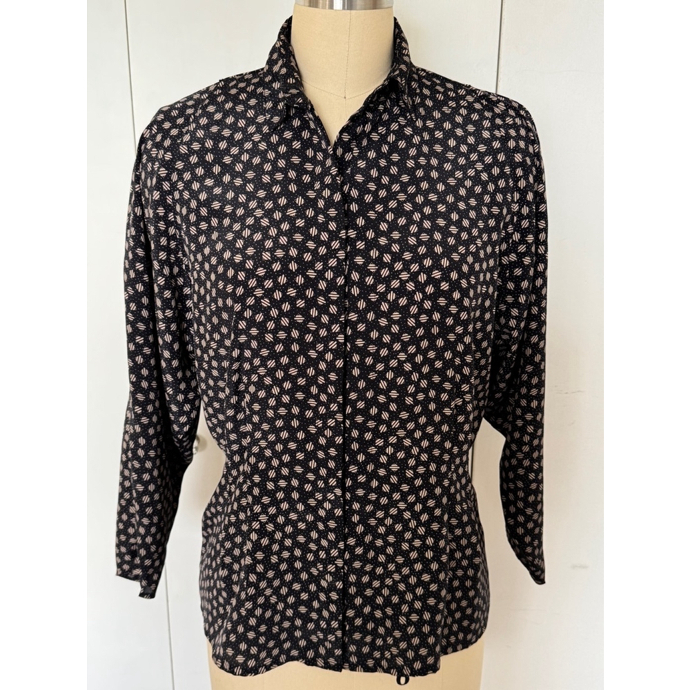 Women's Tess Button-Up pleated Shirt Size M Black tan geometric print